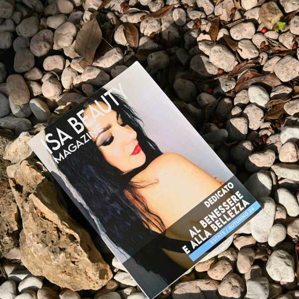 Copertina di Isa Beauty Magazine con Isa di spalle, capelli scuri e trucco rosso, in un'atmosfera estiva/autunnale.